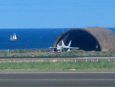 Foto Hangar mit Flugzeug - 